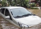 Mobil Hanyut Terbawa Arus Akibat Nekat Terobos Banjir