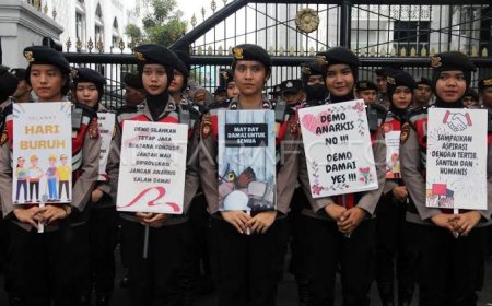 Pengamanan May Day di Sumut Humanis, Polwan Panjang Poster Ucapan Selamat Hari Buruh