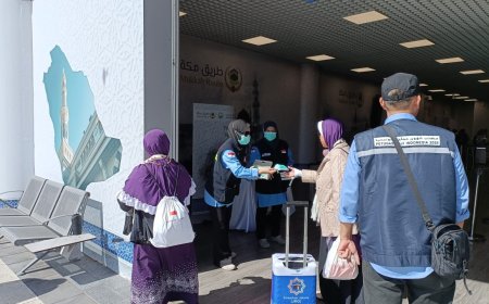 Suhu Madinah Capai 45 Derajat Celcius, KKHI Bagikan Oralit Cegah Dehidrasi Jemaah Haji