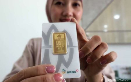 Harga emas Antam itu tidak berubah jika dibandingkan dengan harga yang dicetak pada Sabtu (10/5) yang berada di level Rp 1.928.000 per gram.