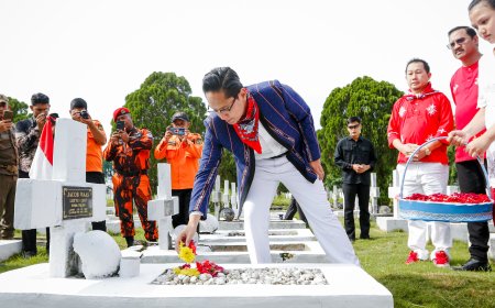 Rico Waas Pakai Baju Khas Maluku saat Pimpin Upacara Ziarah