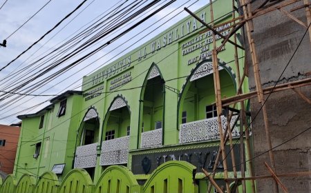 Medan Diguyur Hujan Deras, Material Atap Gedung UNIVA Beterbangan ke Jalan Sisingamangaraja