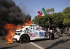 Bentrok Pecah, Massa Bakar Mobil di Los Angeles