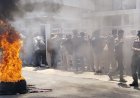 Rusuh, Massa Unjuk Rasa Lompat Pagar dan Pintu Gerbang Kantor Kejari Padangsidimpuan