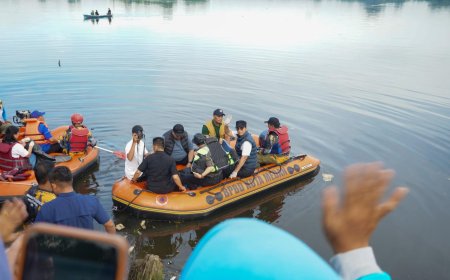 Berperahu Karet Pimpin Pembersihan, Rico Waas: Danau Siombak Indah, Namun Tercemar Sampah