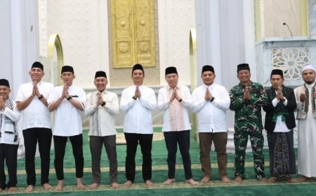 Wakil Bupati Tapsel Laksanakan Salat Idul Adha di Masjid Agung Syahrun Nur