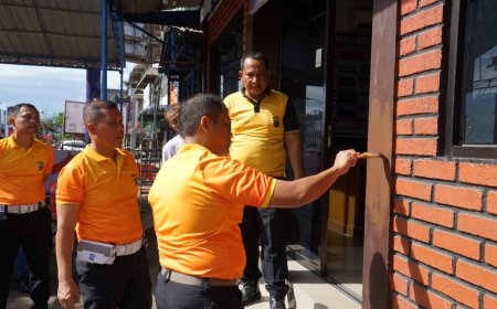 Jelang HUT Ke-79 Bhayangkara, AKBP Wira dan AKP Jonni Ikut Cat Tembok Pos Lantas