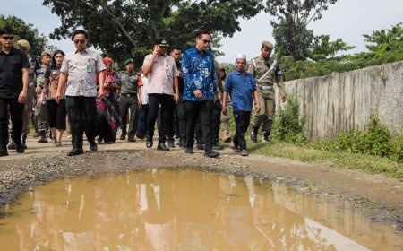 Dihampiri Warga saat Tinjau Jalan Rusak di Tuntungan, Rico Waas: Segera Kami Perbaiki Jalan dan Lampu Penerangan