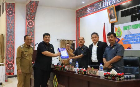 Bupati Terima Keputusan DPRD Samosir tentang Rekomendasi LKPJ 2024