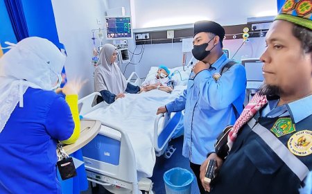 Jelang Kepulangan, Petugas Kloter 9 KNO Jenguk Jemaah yang Sakit