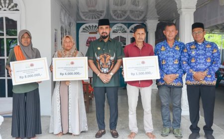 Bupati Iskandar Al-Farlaky Serahkan Bantuan untuk Korban Angin Puting Beliung