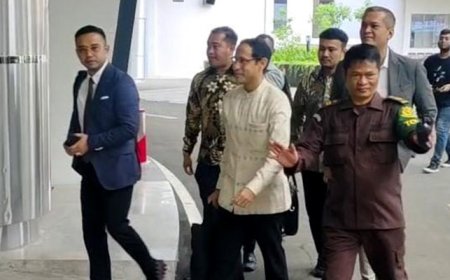 Kasus Chromebook Senilai Rp9,9 Triliun, Nadiem Makarim Lempar Senyum saat Penuhi Panggilan Kejagung