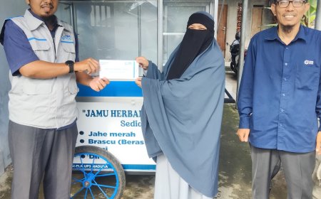 Posesi serah terima bantuan modal usaha untuk Rosidatul Fitriya. (Foto: istimewa).