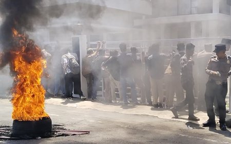 Rusuh, Massa Unjuk Rasa Lompat Pagar dan Pintu Gerbang Kantor Kejari Padangsidimpuan