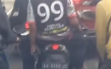 Aksi Pria Tenteng Pistol di Jalan Raya Hebohkan Warga