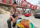 Cerita Pedagang Sate di Menara Pandang Tele, Rela PP dari Lubuk Pakam ke Samosir demi Sekolah Anak