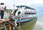 Peneliti USU Ambil Sampel Air Danau Toba yang keruh untuk Diteliti