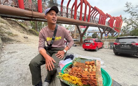 Cerita Pedagang Sate di Menara Pandang Tele, Rela PP dari Lubuk Pakam ke Samosir demi Sekolah Anak