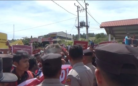 Nyaris Ricuh, Pengunjuk Rasa Adu Mulut dengan Petugas Keamananan saat Minta Tutup TPL
