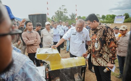 Bobby Dengarkan Keluhan Petani Taput sekaligus Bantu Alsintan dan Tanam Benih Jagung