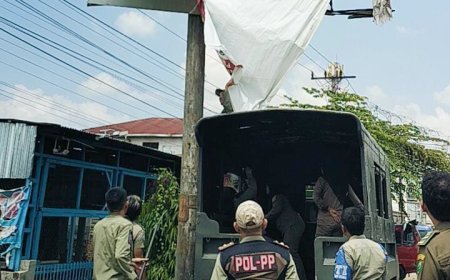 Satpol PP Kota Padangsidimpuan Tertibkan Spanduk dan Baliho yang Tidak Beraturan