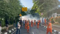 Polisi Bentengi Mako Brimob Kwitang, Gas Air Mata Kembali Ditembakkan ke Massa