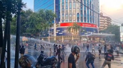 Aksi Demo Mahasiswa di DPRD Sumut Berakhir Ricuh, Mahasiswa dan Polisi Bentrok