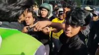 Bentrokan di DPRD Sumut, Seorang Mahasiswa Terluka Parah