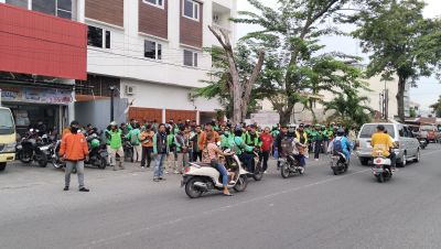Buntut Kematian Affan Kurniawan, Ratusan Driver Ojol Gelar Aksi Solidaritas di Depan Mako Brimob Polda Sumut