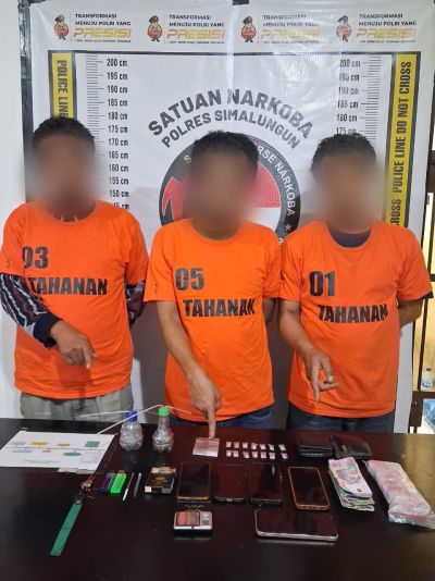 Ketiga Tersangka Dan Berikut Barang Bukti (Foto: Dok Humas Polres Simalungun)