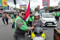 Solidaritas untuk Affan: Ojol Yogya Bagikan Pita Hitam dan Gelar Doa Bersama