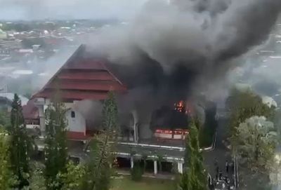 Demo di NTB Bergejolak, Massa Aksi Rusak Markas Polda hingga Bakar Gedung DPRD