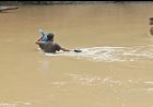 Penghulu di Pasaman Rela Berenang Lewati Sungai Demi Layani Akad Nikah karena Jembatan Putus