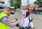 Jelang HUT Ke-80 Kemerdekaan RI, Satlantas Polres Padangsidimpuan Bagi-bagi Merah Putih ke Pengendara