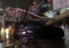 Tiga Mobil Tertimpa Papan Reklame saat Hujan Deras Angin Kencang Melanda Medan