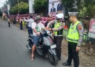 Kasat Lantas Polres Padangsidimpuan Turun ke Jalan Bagikan Bendera Merah Putih Jelang HUT RI ke-80