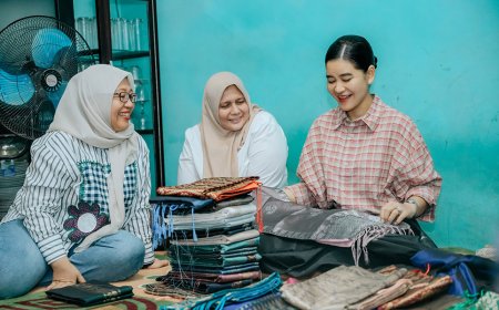 Kahiyang Ayu Borong Beragam Songket Khas Asahan di Silau Laut