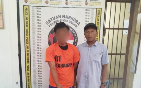 Tersangka saat diamankan di Mako Satres Narkoba Polres Simalungun (Foto: Dok Humas Polres Simalungun)