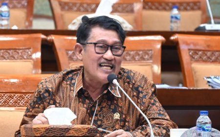 DPR Minta Kurikulum AI dan Koding Masuk Pesantren