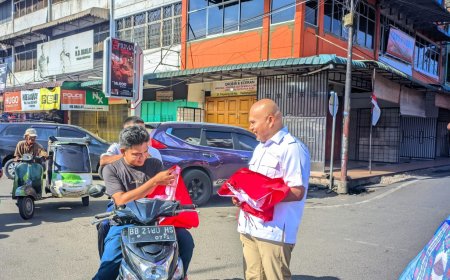 Jelang HUT Ke-80 Kemerdekaan RI, Partai Gerindra Bagikan Bendera Gratis kepada Warga Padangsidimpuan