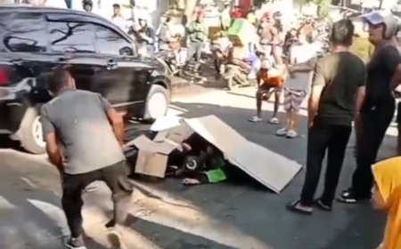 Jenazah korban ojek online yang tewas kecelakaan saat berada dilokasi kejadian. (Foto: istimewa)