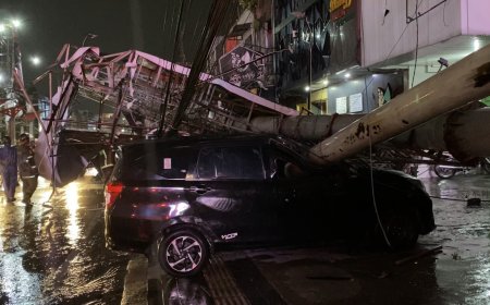 Tiga Mobil Tertimpa Papan Reklame saat Hujan Deras Angin Kencang Melanda Medan