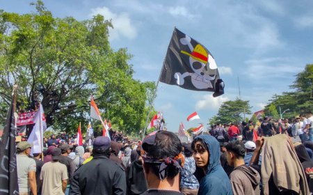 Bendera One Piece Berkibar di Aksi Protes Warga Pati