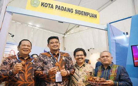 Mamak Utom Bersama Mantan Wali Kota Padangsidimpuan Diperiksa KPK