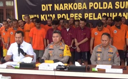 Petugas Direktorat Narkoba Polda Sumut saat memaparkan tersangka beserta puluhan barang bukti narkoba di Polres Pelabuhan Belawan. (Foto: Alfi/nusantaraterkini.co).
