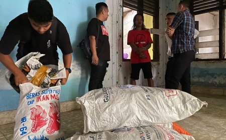 Petugas Satres Narkoba Polrestabes Medan saat melakukan penggerebekan rumah kosong yang dijadikan gudang penyimpanan ganja kering di jalan Garuda, Kecamatan Medan Sunggal. (Foto: Alfi/nusantaraterkini.co).