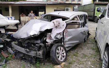 Ditumpangi 3 Warga Medan, Nissan Grand Livina Tertabrak Kereta Api Jurusan Medan-Binjai
