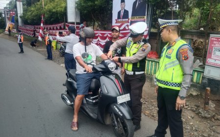 Kasat Lantas Polres Padangsidimpuan Turun ke Jalan Bagikan Bendera Merah Putih Jelang HUT RI ke-80