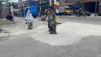 Antisipasi Kecelakaan Lalulintas, Personel Propam Polres Nisel Spontan Bantu Lansia Menyebarang Jalan