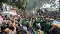 Demo Tolak Kenaikkan Tunjangan Anggota DPR di Sumut, Demonstran Saling Dorong dengan Polisi